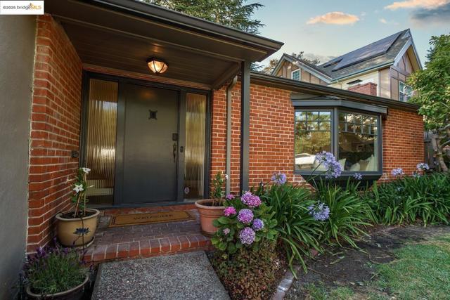 4191 Fruitvale, Oakland CA: https://media.crmls.org/mediaz/ca1ba267-9934-4b5c-9394-4bc119ee2897.jpg