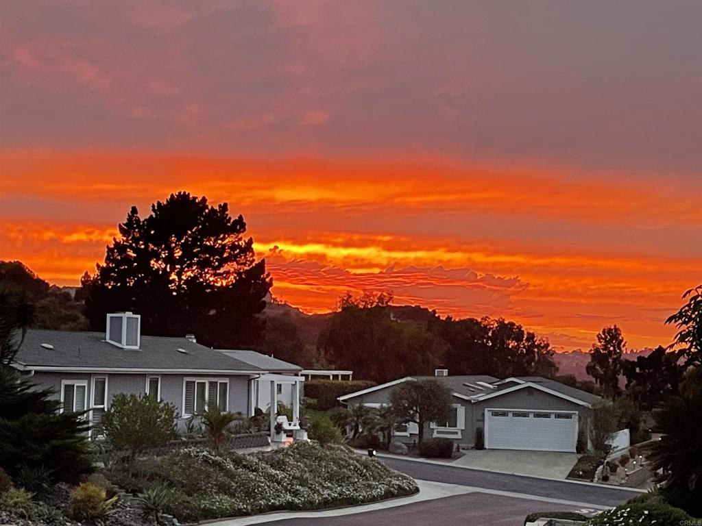 https://media.crmls.org/mediaz/ca1c5145-498d-47cd-a5a0-630a6e4dd842.jpg?preset=X-Large