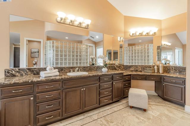 548 Wycombe Ct, San Ramon CA: https://media.crmls.org/mediaz/ca1d1983-7319-42cc-9464-41f07ef4a706.jpg