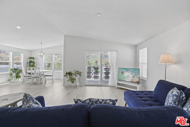 30473 Mulholland Hwy, Agoura Hills CA: https://media.crmls.org/mediaz/ca1da27b-5b5c-4f95-b5ef-257633b00425.jpg