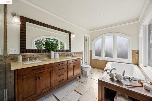 700 Longridge Rd, Oakland CA: https://media.crmls.org/mediaz/ca1df3d0-91f8-44dc-a545-09329be049ab.jpg