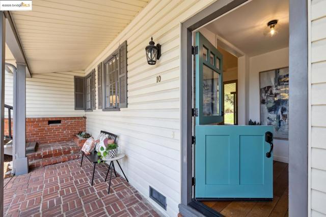 10 Wilding LN, Oakland CA: https://media.crmls.org/mediaz/ca1ed866-2366-4b46-99a4-bb51e406cc59.jpg