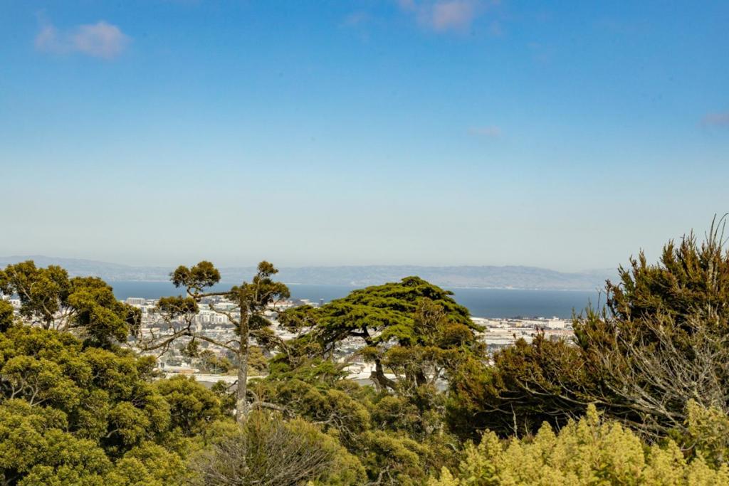 https://media.crmls.org/mediaz/ca1f8882-fe3a-4e45-bc79-87718f1bb30b.jpg?preset=X-Large