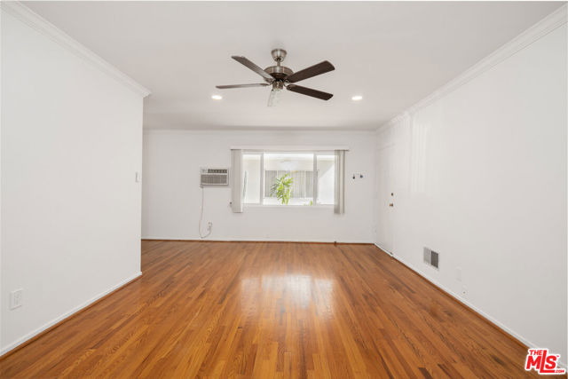 256 S Doheny Drive, Beverly Hills CA: https://media.crmls.org/mediaz/ca20049f-838c-4d5b-9006-b748c3053be7.jpg