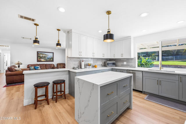 952 Carefree Drive, Simi Valley CA: https://media.crmls.org/mediaz/ca21394d-7a5c-4c42-be60-109f2d47d85f.jpg