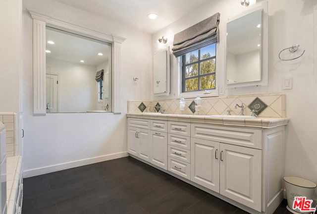908 Malcolm Avenue, Los Angeles CA: https://media.crmls.org/mediaz/ca2165e6-6b20-4eac-9fee-93f06e53259d.jpg