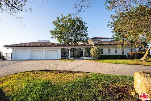 21965 Saddle Peak Road, Topanga CA: https://media.crmls.org/mediaz/ca227a1f-bffb-4828-b0cb-5b132c63ae7d.jpg