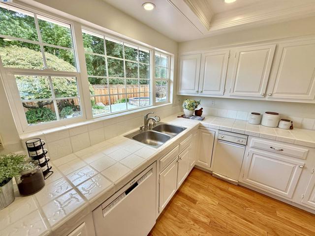 5647 Southbrook Dr, Clayton CA: https://media.crmls.org/mediaz/ca23c655-5927-4140-8c49-932b9371fd8d.jpg