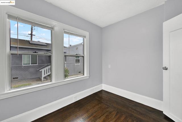 1009 106Th Ave, Oakland CA: https://media.crmls.org/mediaz/ca23de72-70d8-40c0-b3da-66b39ad7a2d6.jpg