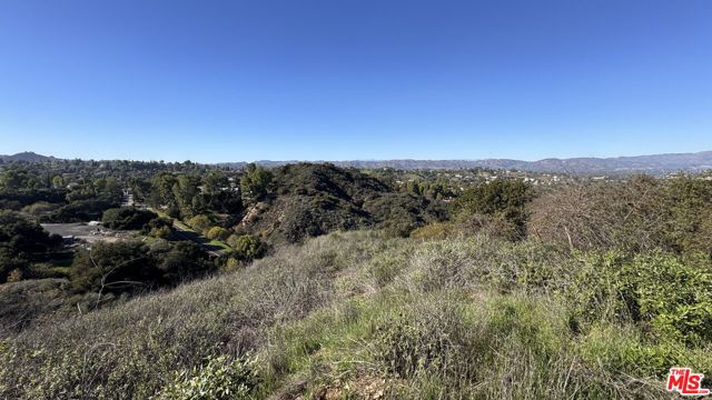 1 N Topanga Canyon Boulevard, Woodland Hills CA: https://media.crmls.org/mediaz/ca24541a-0b30-4509-8a71-dac7a2610a81.jpg