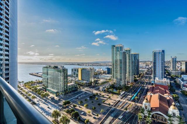 700 W E St, San Diego CA: https://media.crmls.org/mediaz/ca25200f-b706-4f7f-ac64-778f7b79e31f.jpg