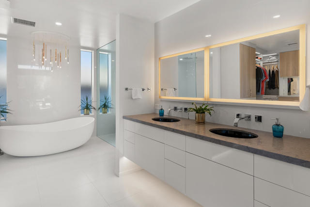 1069 Azure Court, Palm Springs CA: https://media.crmls.org/mediaz/ca25325b-5dd1-4516-8922-a8ae195df9cd.jpg