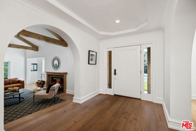 514 N Walden Drive, Beverly Hills CA: https://media.crmls.org/mediaz/ca26abfc-b3da-4e09-870f-f02a05577233.jpg