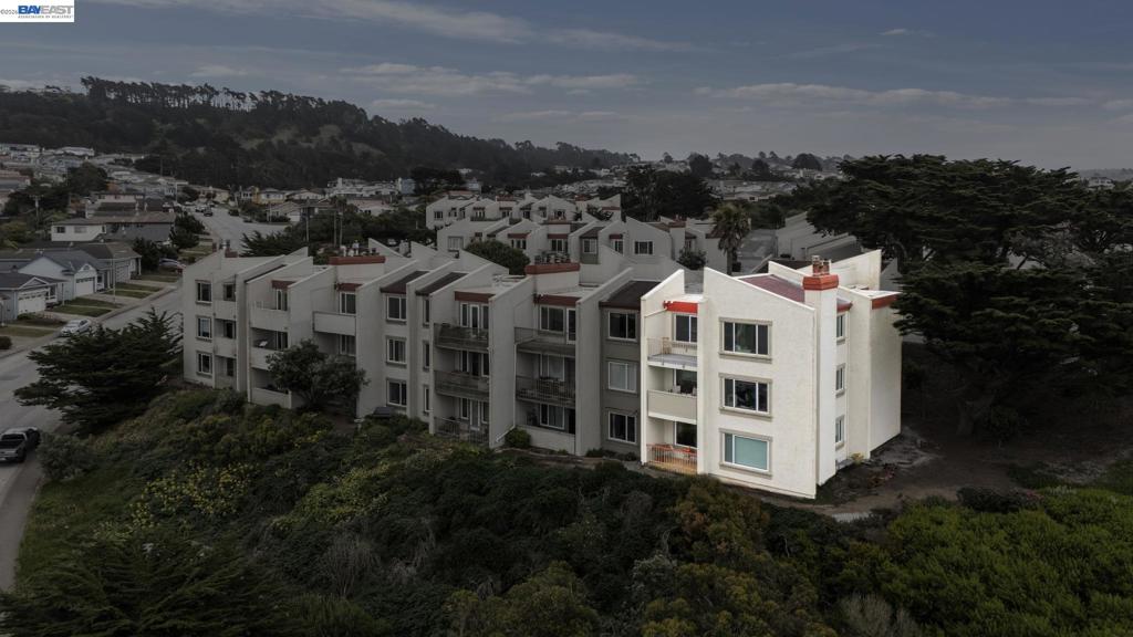 https://media.crmls.org/mediaz/ca28f48b-bc01-45db-9324-3d9244014a41.jpg?preset=X-Large