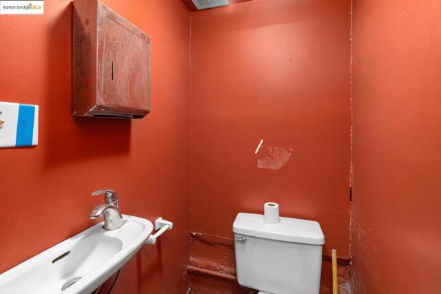 2331 San Pablo Ave, Berkeley CA: https://media.crmls.org/mediaz/ca29cd35-75d6-4a6f-95c0-7474748d7292.jpg