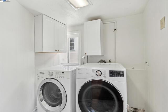 1827 Moreland Dr, Alameda CA: https://media.crmls.org/mediaz/ca2aca04-4315-4bf4-af22-df16e8355026.jpg