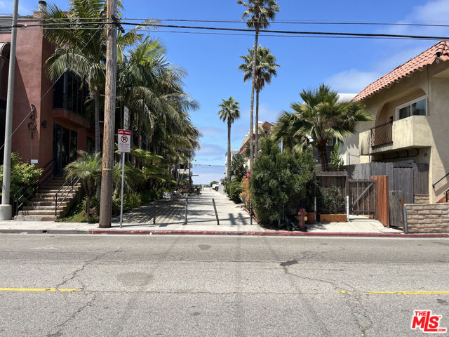101 Catamaran (#3,4,5,6) Street, Marina del Rey CA: https://media.crmls.org/mediaz/ca2bb508-5dc0-4bf0-a5ea-a8c76166acfb.jpg