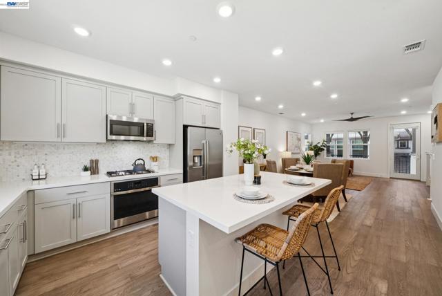 57109 Via Vicenza, San Ramon CA: https://media.crmls.org/mediaz/ca2bc0df-18fc-4a1e-b0c8-4c60e4c81958.jpg