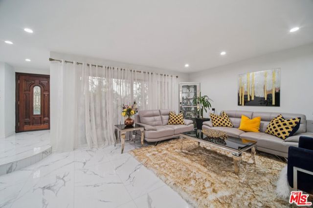 9520 Via Tivoli, Burbank CA: https://media.crmls.org/mediaz/ca2c9c8b-be38-4663-ab23-beb2c33106b7.jpg