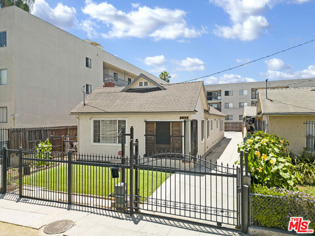 3148 W 11th Street, Los Angeles CA: https://media.crmls.org/mediaz/ca2d0ece-d0a5-409d-ad21-5a35a41b3579.jpg