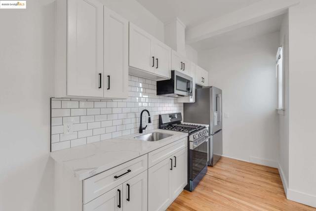 1238 12Th St, Oakland CA: https://media.crmls.org/mediaz/ca2d172b-f6c3-4130-93b6-8a7b851a30ec.jpg