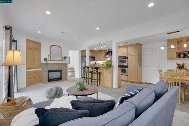 1109 Brittany Hills Ct, Martinez CA: https://media.crmls.org/mediaz/ca2d2630-b51a-48cb-aad9-0baf948a4af7.jpg