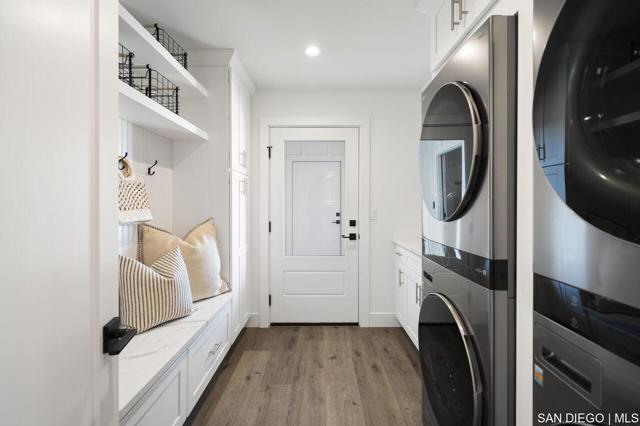 1170 Chinquapin AVE, Carlsbad CA: https://media.crmls.org/mediaz/ca2db1f6-2834-420b-b156-18d3df4938d0.jpg