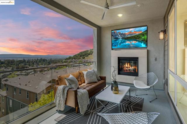 6757 Skyview Dr, Oakland CA: https://media.crmls.org/mediaz/ca2e03fc-0584-4e37-9b4c-ca77de7d1a74.jpg