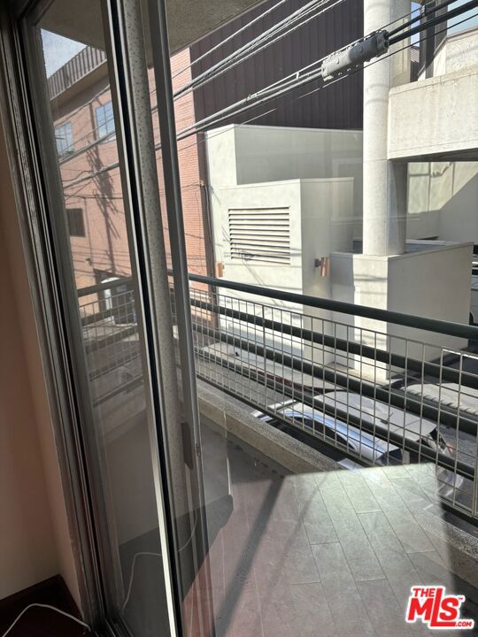 https://media.crmls.org/mediaz/ca2e2843-0a10-46b7-8874-13979d1698a0.jpg?preset=X-Large
