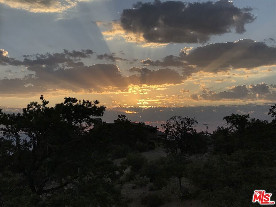 https://media.crmls.org/mediaz/ca2eed30-1ad0-48f0-96f9-34bd35b484f6.jpg?preset=X-Large