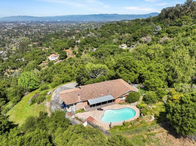 16870 Quarry Road, Los Gatos CA: https://media.crmls.org/mediaz/ca2f1323-3309-4e0d-9f67-156bcc9de8db.jpg