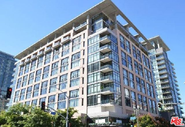 1111 S Grand Avenue, Los Angeles CA: https://media.crmls.org/mediaz/ca2f337a-88e1-4b90-8780-28b80efe6013.jpg