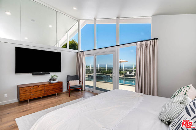 11671 Dona Alicia Place, Studio City CA: https://media.crmls.org/mediaz/ca2fd579-ae40-4ae7-b184-dbb93838dc2d.jpg