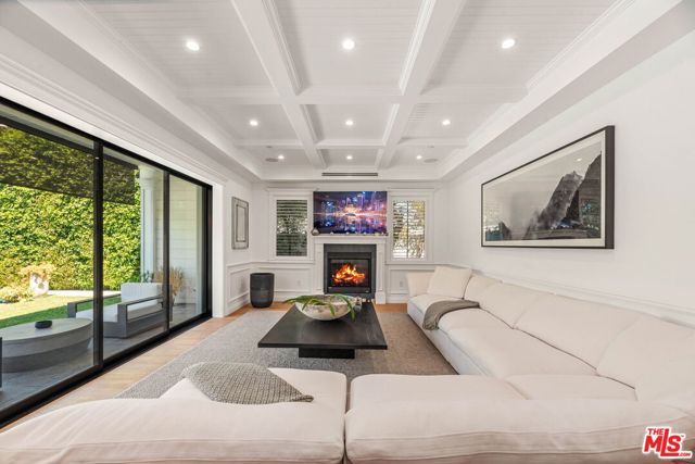 5235 Sylmar Avenue, Sherman Oaks CA: https://media.crmls.org/mediaz/ca300a60-3dac-4508-bddb-1a1654140a2e.jpg