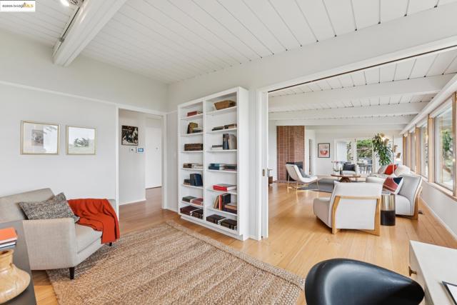1415 Devonshire Dr, El Cerrito CA: https://media.crmls.org/mediaz/ca32752d-a750-4d47-9a98-51e15048b492.jpg