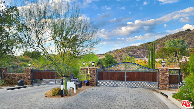 25043 Abercrombie Lane, Calabasas CA: https://media.crmls.org/mediaz/ca327fcc-5874-4ccd-b89a-8c84fcb6da6e.jpg