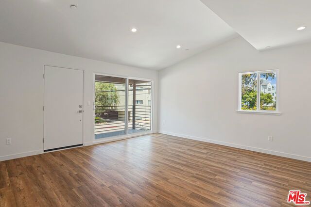 1166 S Cochran Avenue, Los Angeles CA: https://media.crmls.org/mediaz/ca339397-2e92-4604-8eb9-ae8a62e54ed7.jpg