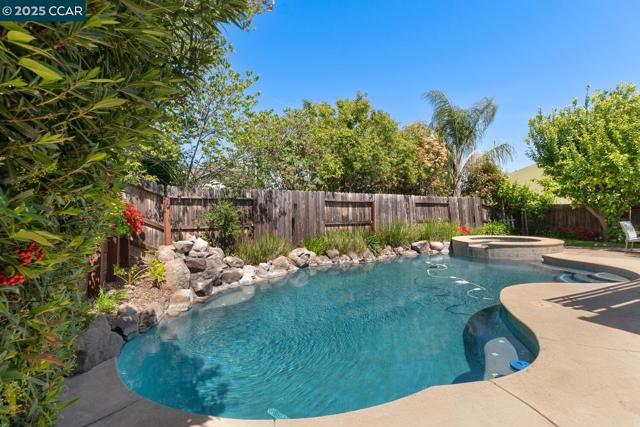 313 Willowwood Ct, Vacaville CA: https://media.crmls.org/mediaz/ca341038-1c1c-4201-bbaf-55d8b1395df1.jpg
