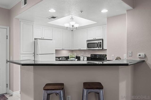 4165 Executive Dr, La Jolla CA: https://media.crmls.org/mediaz/ca34d58c-da28-49cc-812b-09d9239e8c7d.jpg