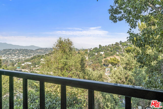 2315 Loma Vista Place, Los Angeles CA: https://media.crmls.org/mediaz/ca372a46-4189-4397-a7e4-b9e1cb8eb1d8.jpg