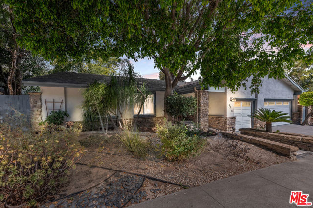 8919 Moorcroft Avenue, West Hills CA: https://media.crmls.org/mediaz/ca3733ee-dfda-43ff-bc5e-515803aada4d.jpg