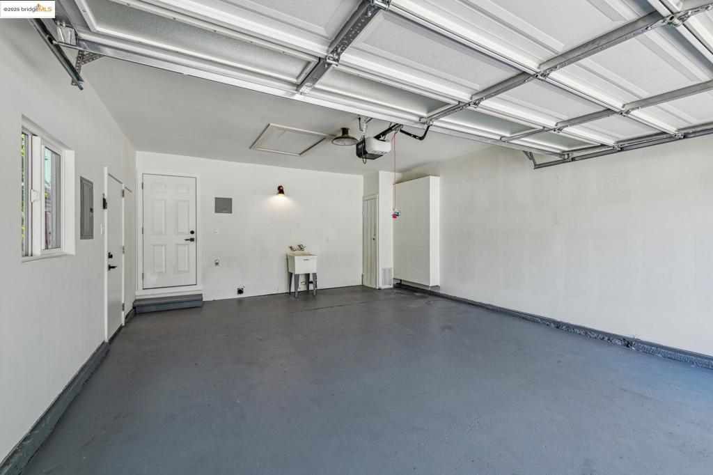 https://media.crmls.org/mediaz/ca3817e3-4acd-40fe-a66d-df2dabf63ad1.jpg?preset=X-Large