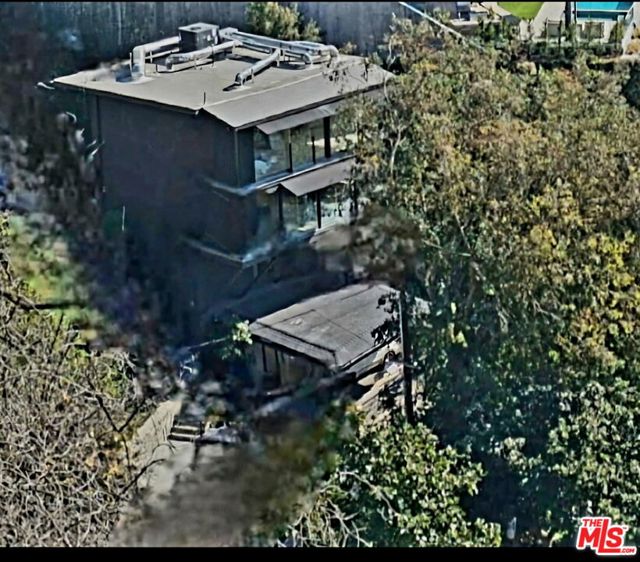 1782 Viewmont Drive, Los Angeles CA: https://media.crmls.org/mediaz/ca390f04-89da-4060-810d-9b8b72f3875b.jpg