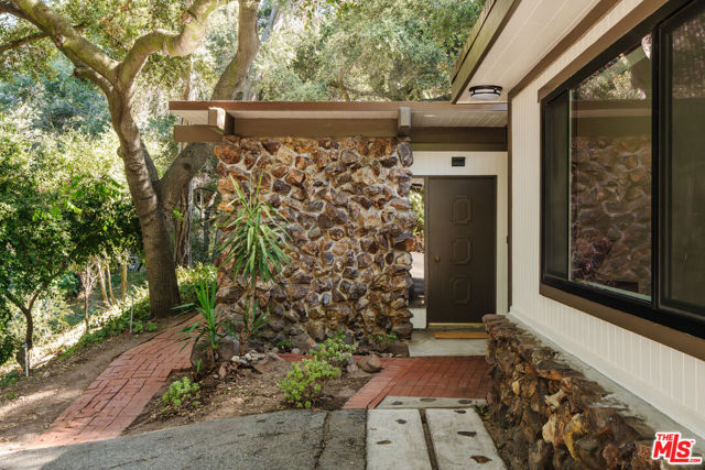 1289 Old Topanga Canyon Road, Topanga CA: https://media.crmls.org/mediaz/ca3ac27b-3c59-490f-af4e-4fa16ba6afd0.jpg