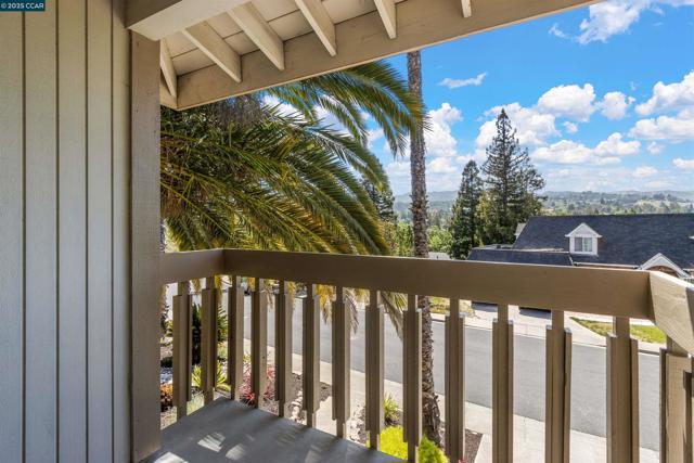 220 Devonshire Ct, Pleasant Hill CA: https://media.crmls.org/mediaz/ca3b3d33-5a65-41dc-862b-41db189a80d6.jpg