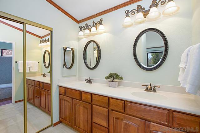 10751 Oakbend Dr, San Diego CA: https://media.crmls.org/mediaz/ca3b52b4-0691-4ba0-81b9-0bfdcf8cab6d.jpg