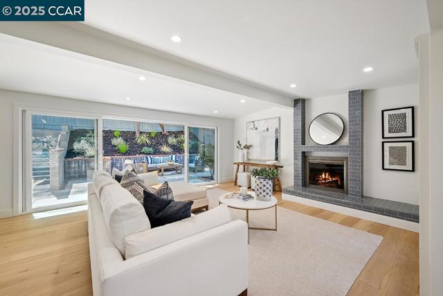 26 Berkeley Ave, Orinda CA: https://media.crmls.org/mediaz/ca3b8024-33b4-4a8f-a2d3-15b839ade95f.jpg