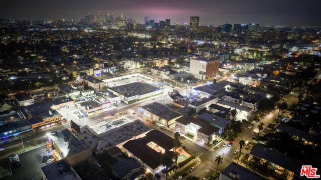 204 N Manhattan Place, Los Angeles CA: https://media.crmls.org/mediaz/ca3b935e-06d2-4b19-8a8a-71bf1040cabc.jpg