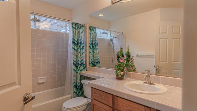 906 Vista Pointe Dr, San Ramon CA: https://media.crmls.org/mediaz/ca3be98b-09b5-4351-badf-ebfde0200795.jpg