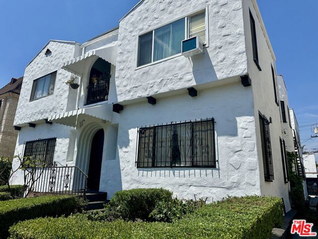 337 N Spaulding Avenue, Los Angeles CA: https://media.crmls.org/mediaz/ca3dd734-8636-47bf-95b6-637041bfd054.jpg